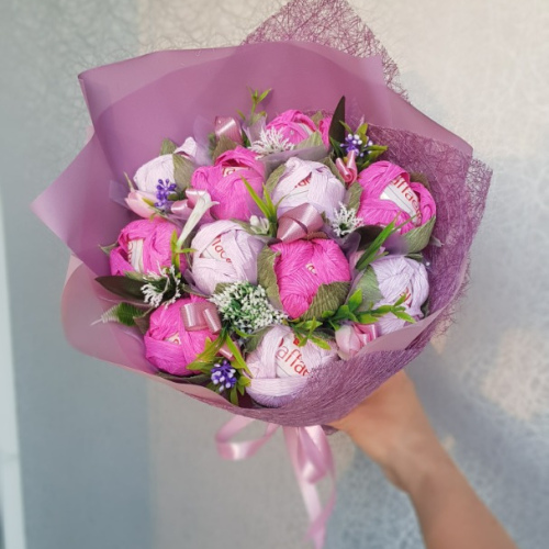 Букет Рафаэлло в тюльпанах